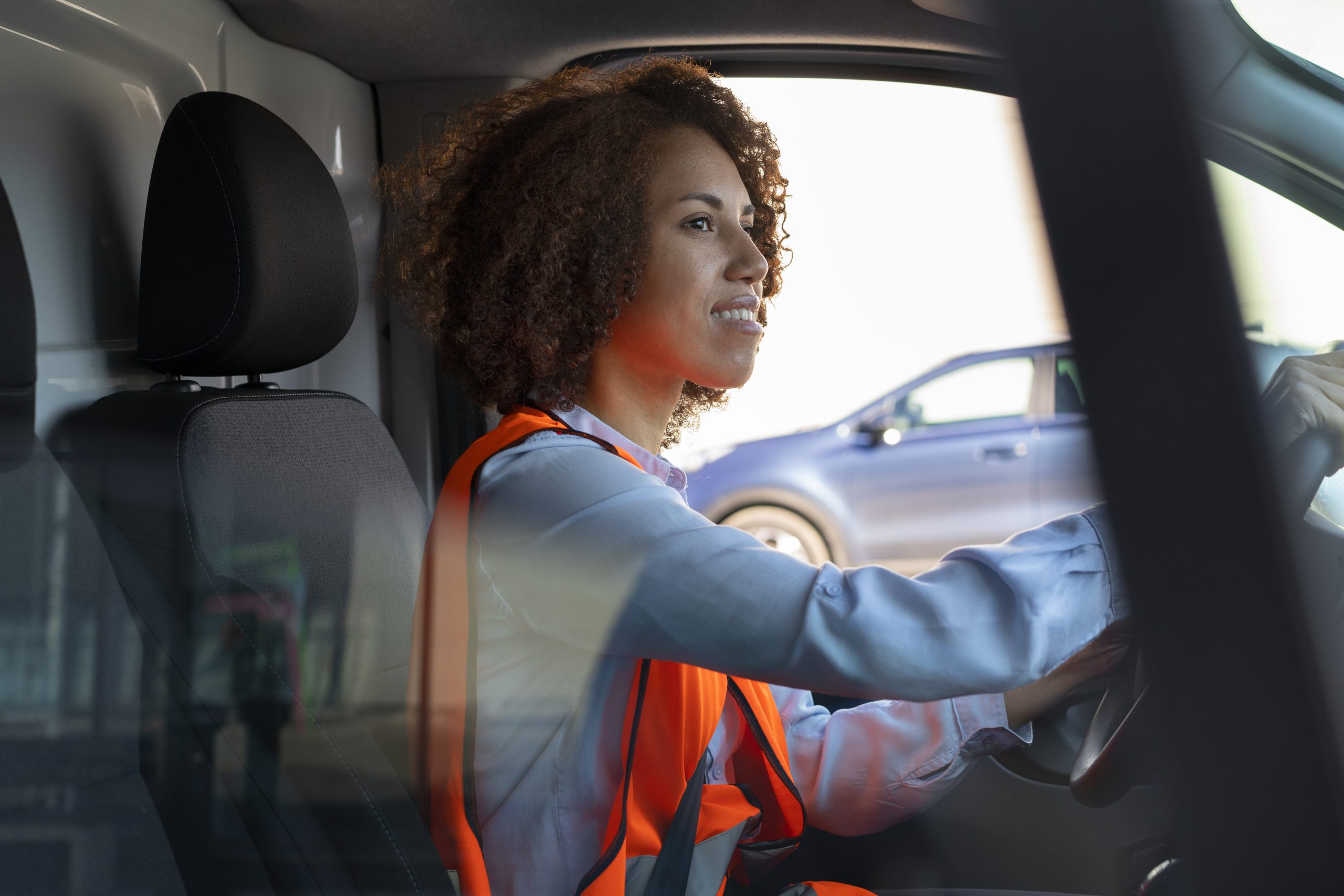professional-female-driver-job Une conductrice routière en train de conduire prudemment