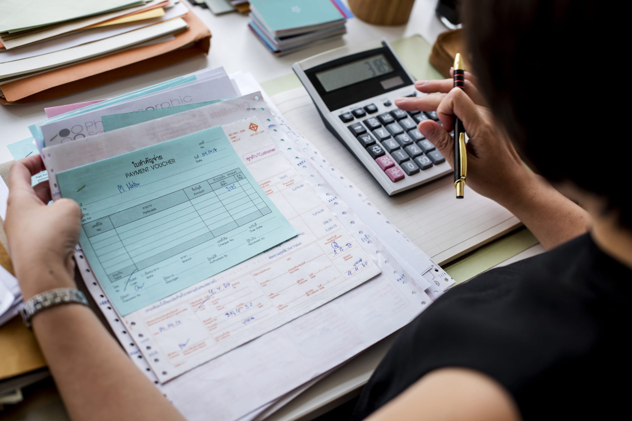 Femme en train de faire des calculs via une calculatrice
